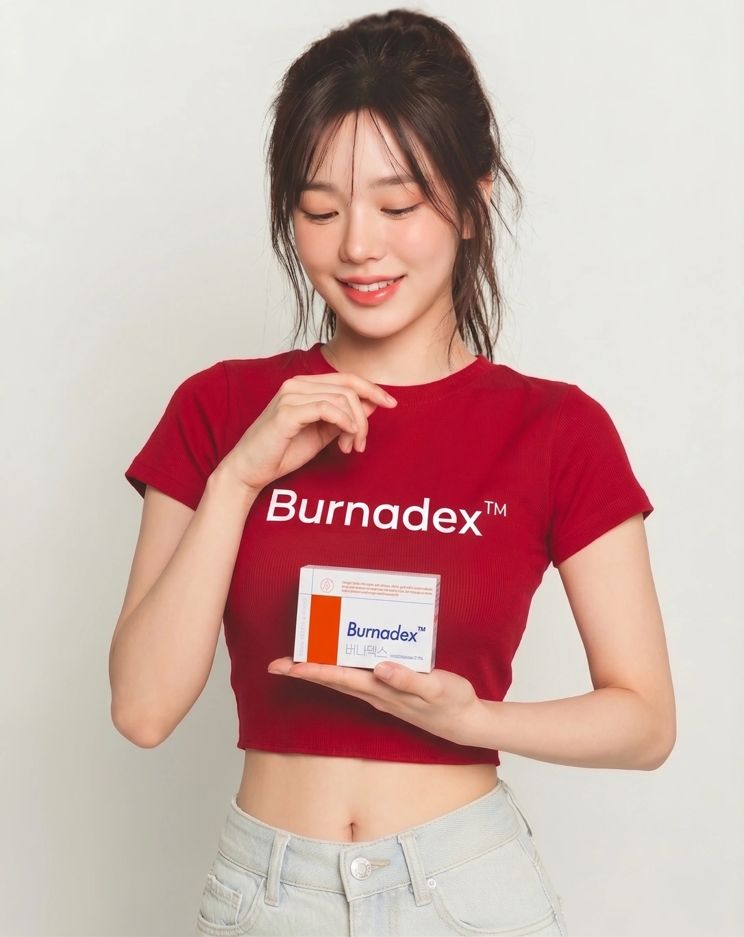 버나덱스정 브랜드 모델이 제품을 들고 있는 사진